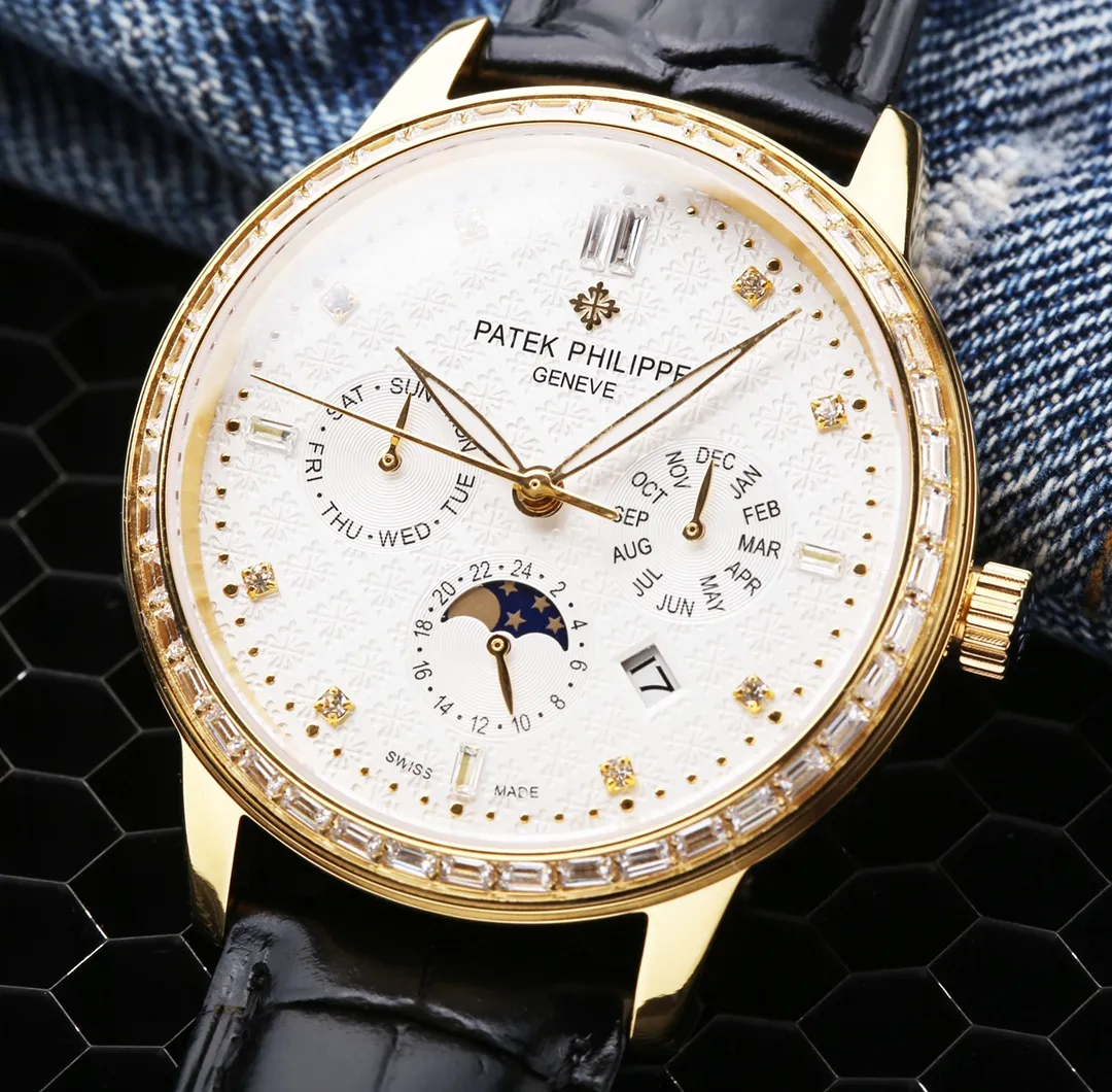 【Top replica】💰5700! Patek Philippe PP multifunctional watch is full of business style. It is equipped with an original imported 9100 moon phase function movement mechanical watch. It has accurate travel time and zero repairs. The use of strips of diamonds as scales on the dial shows the luxurious temperament of this watch [呲呲] imported cowhide strap. The watch mirror is made of sapphire mirror and the see-through bottom cover It is waterproof to 30 meters and has a diameter of 42mmx10mm. The functions of the watch include day of the week, month, date, moon, sun and other functions. The reputation of the best men's watch is revealed in every detail: a man is a warm gentleman, with great taste and craftsmanship, which is comparable to the original! The appearance and appearance are the same and unique!